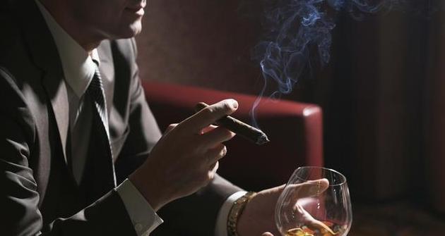 威士忌最经典的喝法(教你几个威士忌最潮最in的喝法)